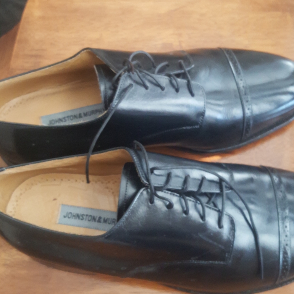 Mens dress shoe size 11 black.